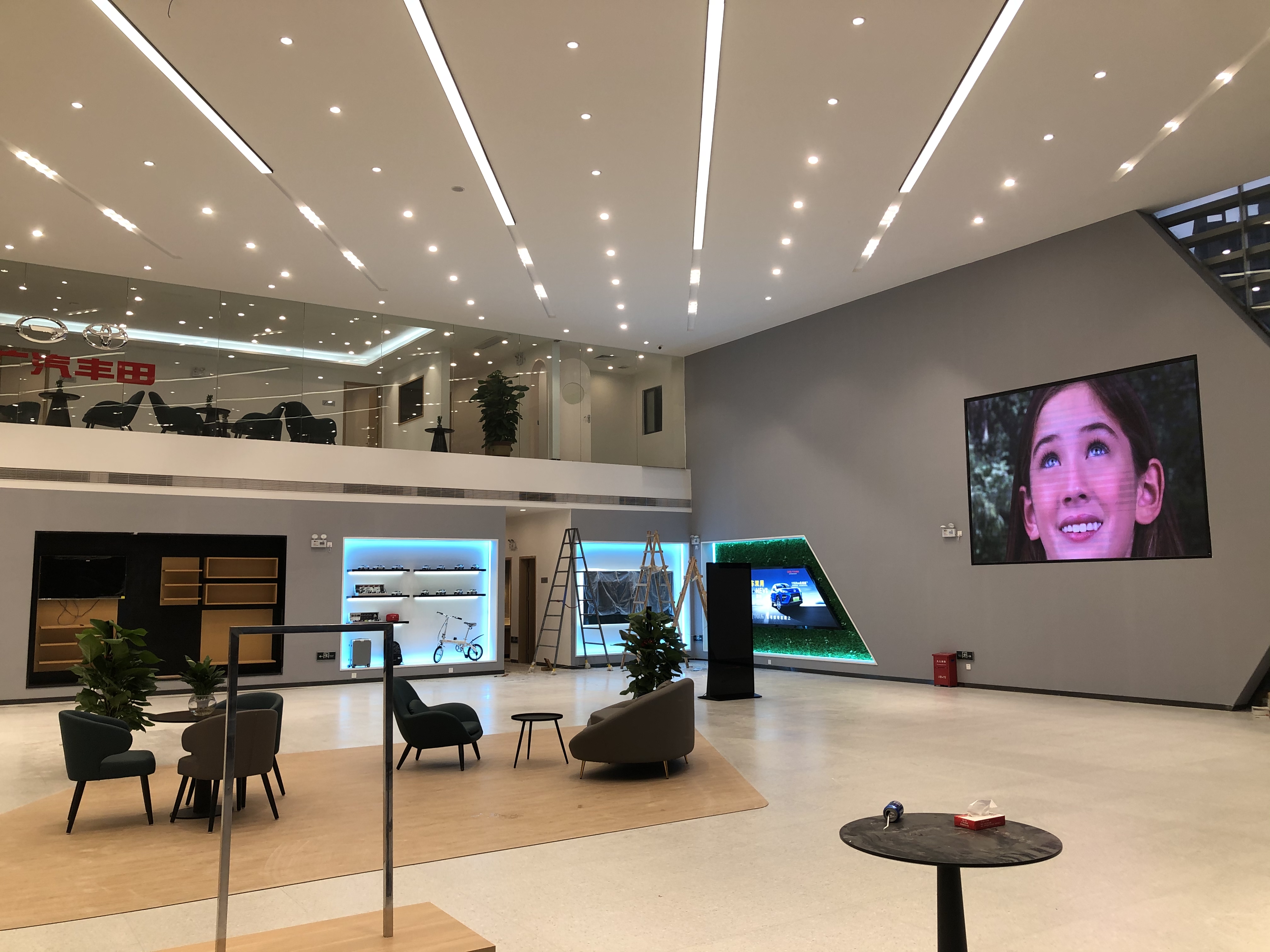 店員瘋狂發(fā)傳單，顧客卻頭也不抬？LED廣告機‘強制吸睛’的5個心機設(shè)計”